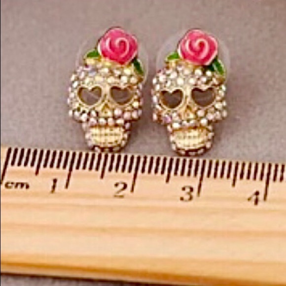 NEW! Skull Rhinestone studs - Picture 4 of 8